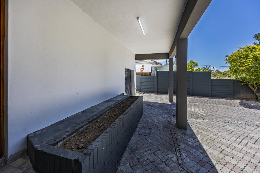 5 Bedroom Property for Sale in Sunnyridge Eastern Cape